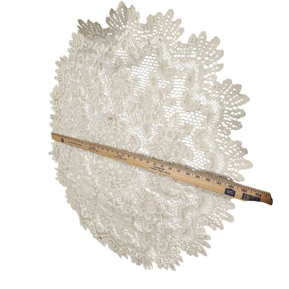 VINTAGE 33" CROCHET DOILY TABLECLOTH TABLE TOPPER CENTERPIECE COTTAGE CHRISTMAS - Picture 2 of 3